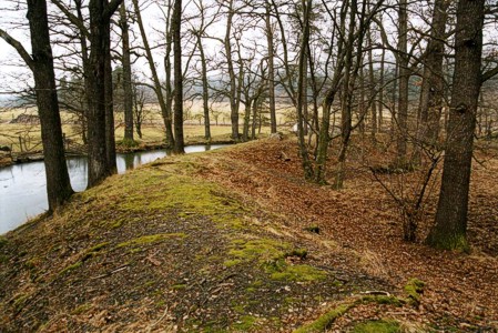 Dob��� Dvorce - v�razn� obvodov� val a zavodn�n� p��kop tvrzi�t� (foto Roman Abu�inov)