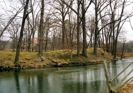 Dob��� Dvorce - v�razn� obvodov� val a zavodn�n� p��kop tvrzi�t� (foto Roman Abu�inov)
