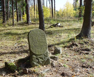 Kozrovice / Vystrkov - pomnek na druhm pedhrad (foto Roman Abuinov)